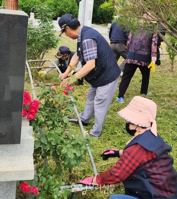                            대한민국월남전참전자회 해남군지회가 참전탑 주변을 정리하고 있다.