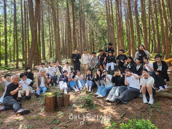 송지중학교 학생들이 삼산면 달보드레숲에서 탄소중립의 중요성을 배웠다.