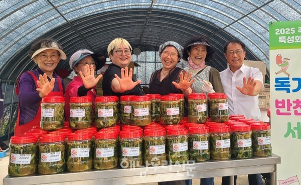 삼산면 주민자치회가 열무김치 70통을 어려운 이웃과 나눴다.