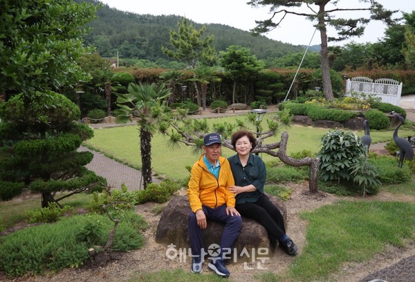화산면 방축리 이명호·왕신원 부부는 정원과 텃밭을 가꾸며 자연을 벗 삼아 살고 있다.