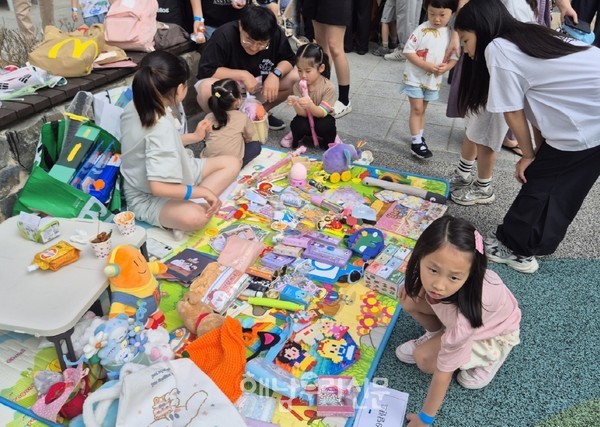 아이들의 천국을 꿈꾸는 코아루아파트에서 지난 6월19일 ‘달란트 시장잔치&아나바다 장터’가 열렸다.