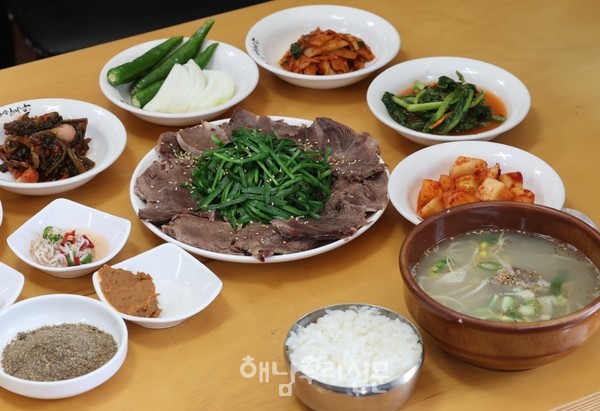 해남읍 고도리에 위치한 장터뚝배기의 국밥은 시원하고 개운한 국물맛이 일품이다.