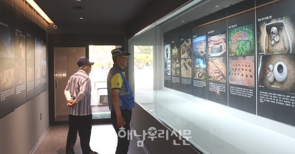 해남군청 광장에서 만나는 광장갤러리에서 ‘고대 동북아 바닷길의 허프 포트-해남’이 열리고 있다.