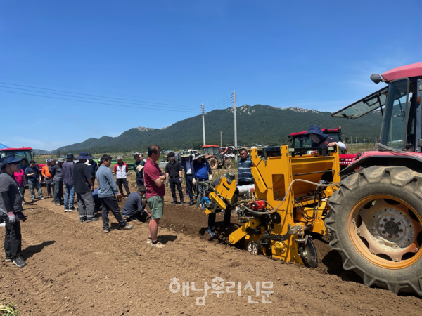 해남군은 마늘농사의 기계화율을 높이기 위해 북평면 일원에서 마늘 기계화 우수모델 연시회를 열었다.