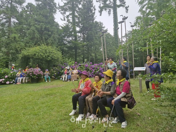 해남우리신문의 정원투어에 참여한 화산면주민자치회 꽃메협동조합 어르신들이 프레스트 수목원에서 ‘천개의 바람’을 부르며 즉석 버스킹을 하고 있다.