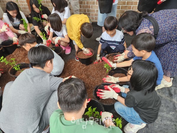 김종관 위원이 옥천초 전교생에게 무궁화 무료 나눔 행사를 진행했다.