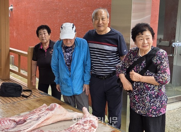 해남양무리교회가 창립기념일에 맞춰 해남읍 16개 마을에 도축된 돼지 한 마리씩을 전달했다.
