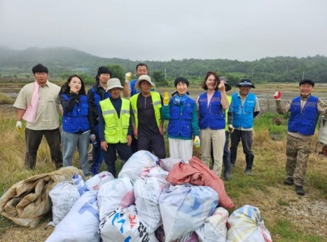북평면은 바다환경지킴이와 함께 이진 해안가 정화활동을 추진했다.