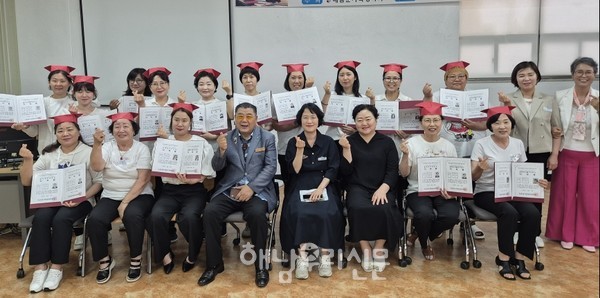 미래행복평생교육원이 치매예방실버인지통합 강사 16명을 배출했다.