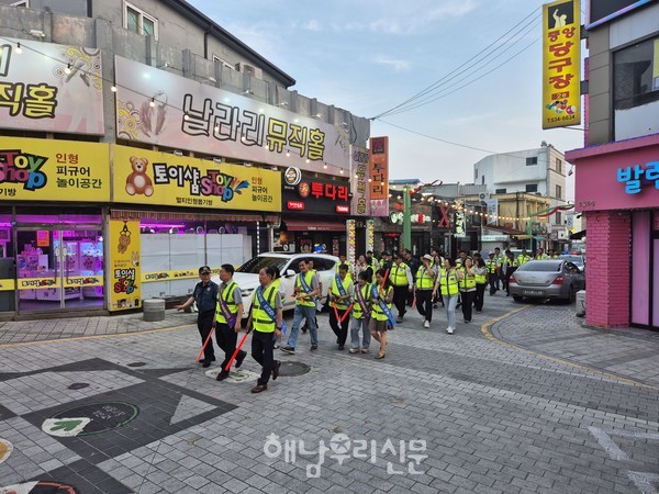해남경찰서 읍내지구대가 시내 중심가와 학교 주변 방범 순찰활동을 전개했다.