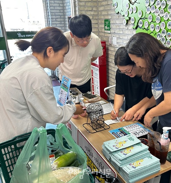                     로컬푸드 직매장에서 사회적경제기업 제품을 구매할 경우 사은품을 증정한다.