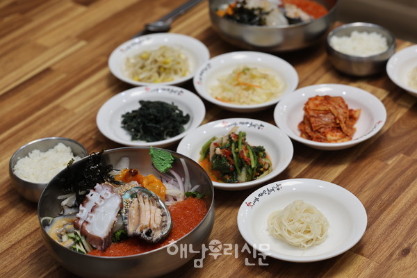 해남읍 수성리에 위치한 태평양횟집의 물회는 제철 해산물과 채소, 살얼음 양념 육수를 담아 여름엔 더욱 인기가 높다.