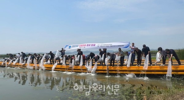 (사)한국민물장어생산자협회는 금호호에 약 3억5,000만원 상당의 종묘 10만마리를 방류했다.