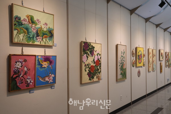 ‘산들민화야’ 작품 전시회가 오는 7월11일까지 문화예술회관 1층 기획전시실에서 열리고 있다.