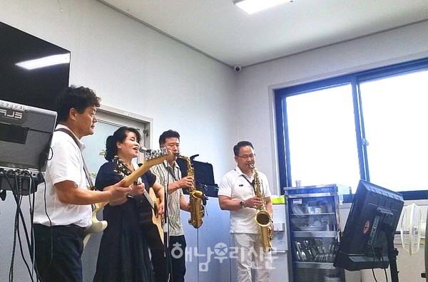 음악밴드 ‘외인악단’이 화산면 실로암노인복지센터를 찾아 위문공연을 했다.