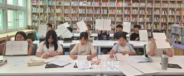 해남도서관이 「해남의 옛이야기」 책을 바탕으로 초·중생 1인1책 해남이야기 그림책 만들기 프로그램을 운영하고 있다.