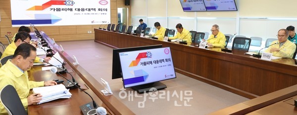 명현관 군수가 가뭄 대비 부서별 긴급 현황을 점검하며 현장 대응을 강화키로 했다.