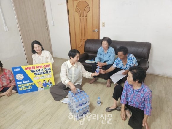 북평면 김향선 면장이 경로당 22여 곳에 생수 880병을 긴급 전달했다.