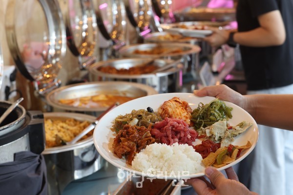 삼산면 원진리 ‘해창애밥상’은 김명숙씨와 아들 박종무씨는 저렴하고 푸짐한 한식뷔페를 운영하고 있다.