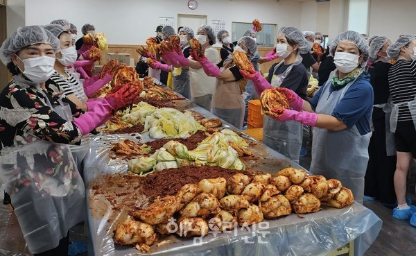 해남종합사회복지관 봉사자들이 ‘한여름, 김치 나눔’을 위해 김치를 비비고 있다.