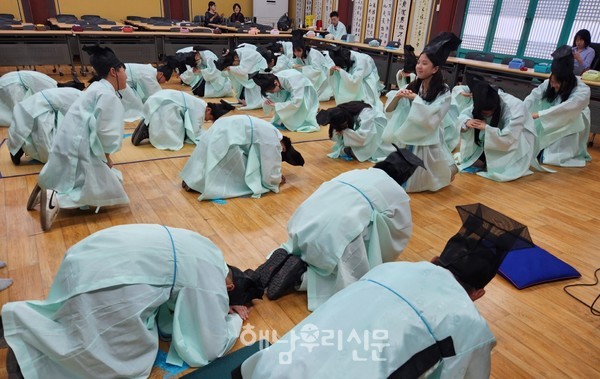 송지중 1학년 학생들이 해남향교에서 1일 유생체험을 하며 전통예절을 배우고 있다.