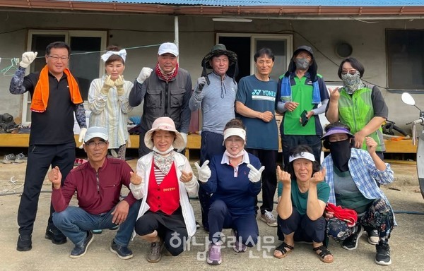 옹달샘 형제계가 거동이 불편한 댁을 찾아 집안과 밖을 대대적으로 청소했다.