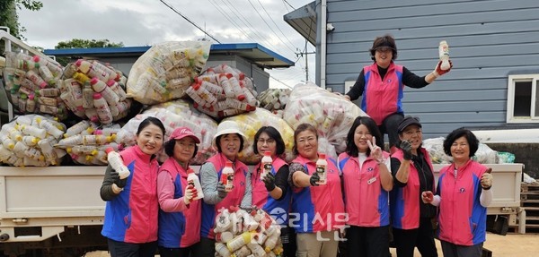 산이면 생활개선회는 폐농약병을 분리 배출해 그 수익금으로 고추장 나눔을 한다.