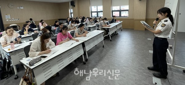 해남경찰서는 이주여성을 대상으로 찾아가는 운전면허 학과시험을 돕고 있다.
