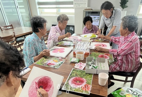 해남최초 마을미술관이 있는 문내면 예락마을 경로당이 요즘 그림 그리기로 뜨겁다.