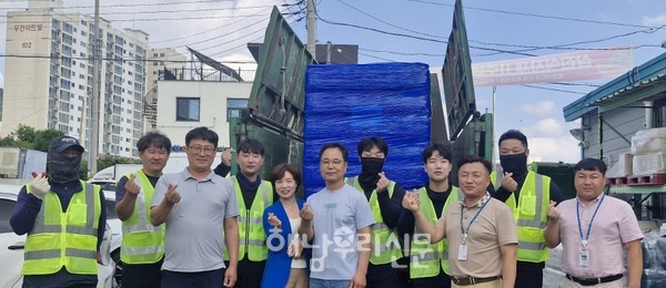 삼진식자재 김한용 사장이 환경미화원들을 위한 생수를 해남읍에 전달했다.