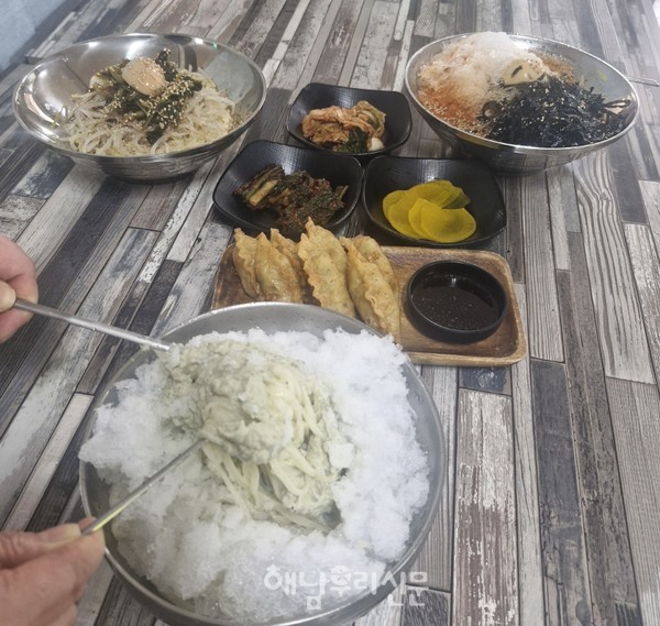 오소재 맛집은 토종 서리태 콩으로 만든 콩국수를 먹기 위해 여름은 사람 발길로 언제나 뜨겁다.