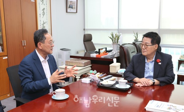 명현관 군수가 국비확보를 위해 국회를 방문, 박지원 의원과 면담하고 있다.