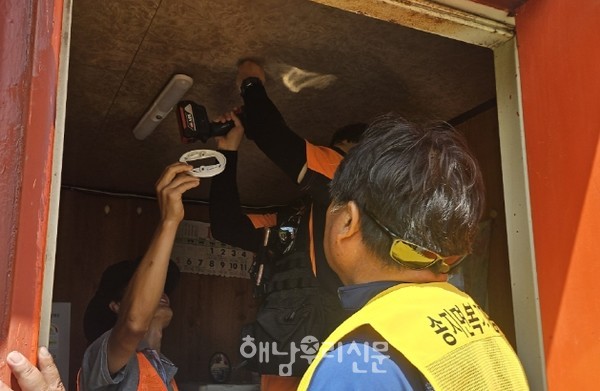 송지면 복지기동대가 화재취약계층에 전기안전 점검을 실시했다.