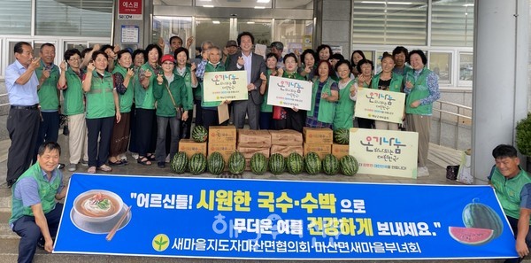 마산 남녀새마을회가 마을회관에 국수 120kg, 수박 40통, 설탕 120kg을 전달했다.