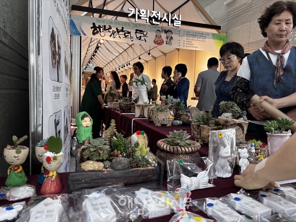 토우 기부전은 판매 수익금 전액을 기부하는 전시로, 토우 화분과 마스코트 등이 전시·판매되고 있다.