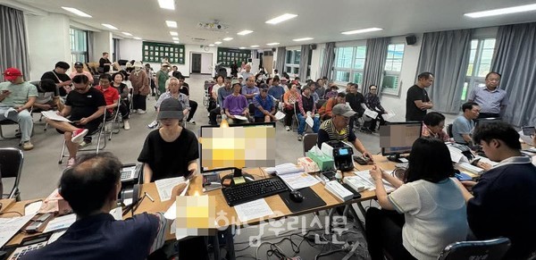 민생회복 소비쿠폰이 3일만에 51% 넘게 지급된 가운데 해남읍사무소가 연일 붐볐다.(7월22일 모습)