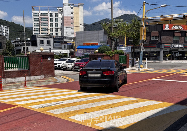 차량 한대가 중앙선을 침범해 해남우체국 주차장으로 진입하고 있다.