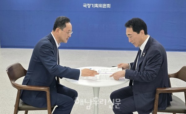 명현관 군수가 대통령직속 국정기획위 박수현 위원장을 만나 ‘농어촌수도 선도모델 조성’을 국정과제로 채택해 줄 것을 요청했다.