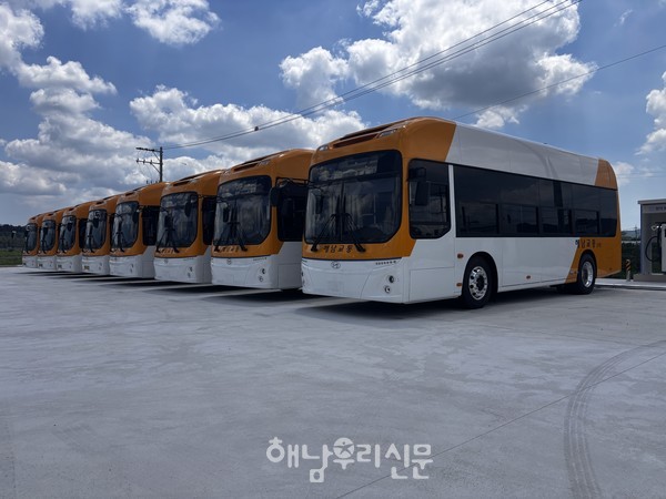 해남경찰서 맞은편에 저상 전기버스 8대가 주차돼 있지만 충전소 전력 공급이 지연되면서 장기간 운행이 지연되고 있다.