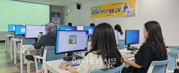 해남군이 행정업무에 적용하기 위해 공무원 대상 챗GPT 교육을 실시하고 있다.