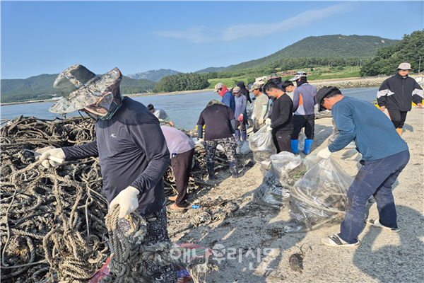 송지면이 꾸준한 연안정화 활동으로 깨끗한 바닷가 조성에 힘쓰고 있다.
