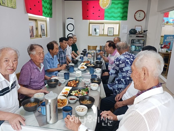 삼산면분회 경로당의 점심은 맛과 건강을 모두 챙겨 만족도가 높다.