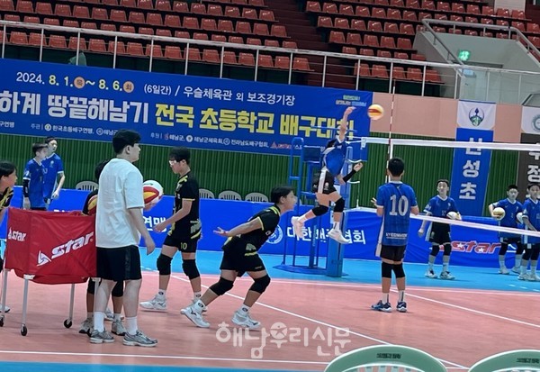 시원한 여름나들이를 원한다면 해남에서 열리는 전국 초등배구대회 관람을 권한다.(지난해 대회)