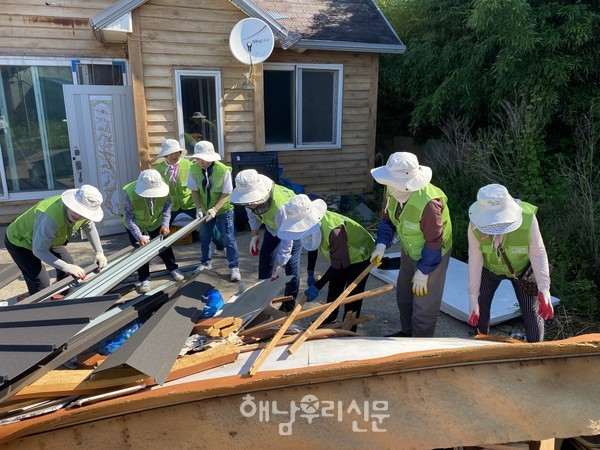 해남군새마을회와 황산면 남·녀새마을회가 이웃의 지붕개량에 힘을 모았다.