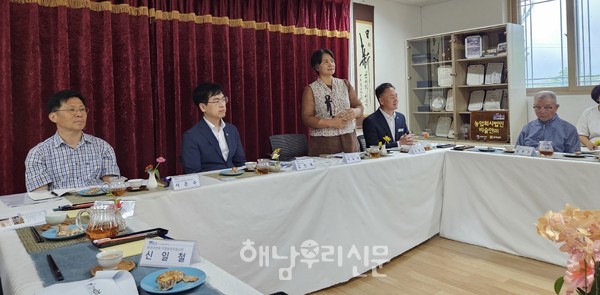 행정안전부 김민재 차관이 계곡면 비슬안 마을기업을 방문. 주민들과 간담회를 가졌다.