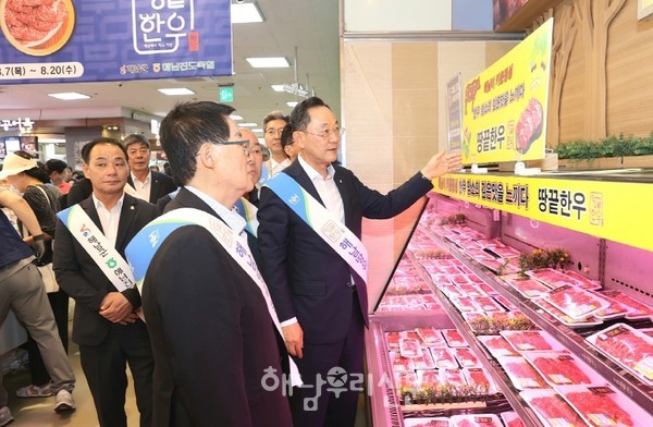 ‘해남땅끝한우’가 농협하나로마트 양재점과 창동점에서 소비자들을 만나고 있다.