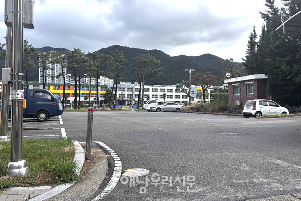 해남동초 꿈누리센터 주차장에 교육문화커뮤니티센터가 들어선다.(사진 해남동초 내 공사 예정 부지)