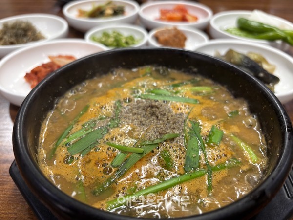 갓 끓여낸 추어탕이 들깨향과 함께 구수한 김을 내뿜고 있다. 부추와 마늘, 곱게 간 들깨가 어우러져 속 깊은 맛을 자랑하며, 푸짐한 밑반찬이 한 상을 채운다.