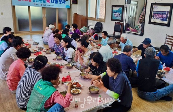 북평면 동촌마을은 지난 7월30일 중복맞이 영양죽 나눔 행사를 가졌다.