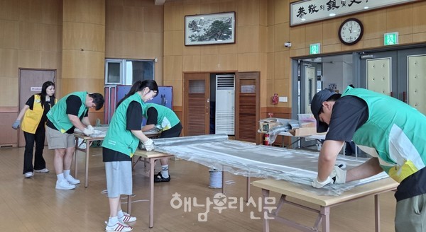 해남군청년새마을연대가 해남읍 취약계층 가구의 ‘방충망 교체 사업’을 실시했다.